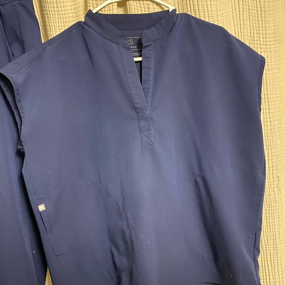 Figs navy Rafaela top (s) and jogger high rise med/tall $60